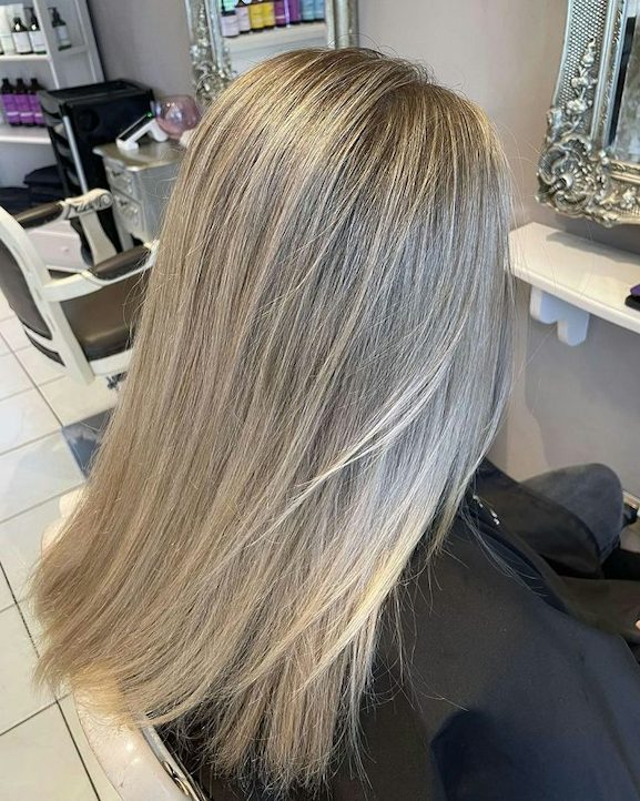 A long straight blonde finish at Bijou